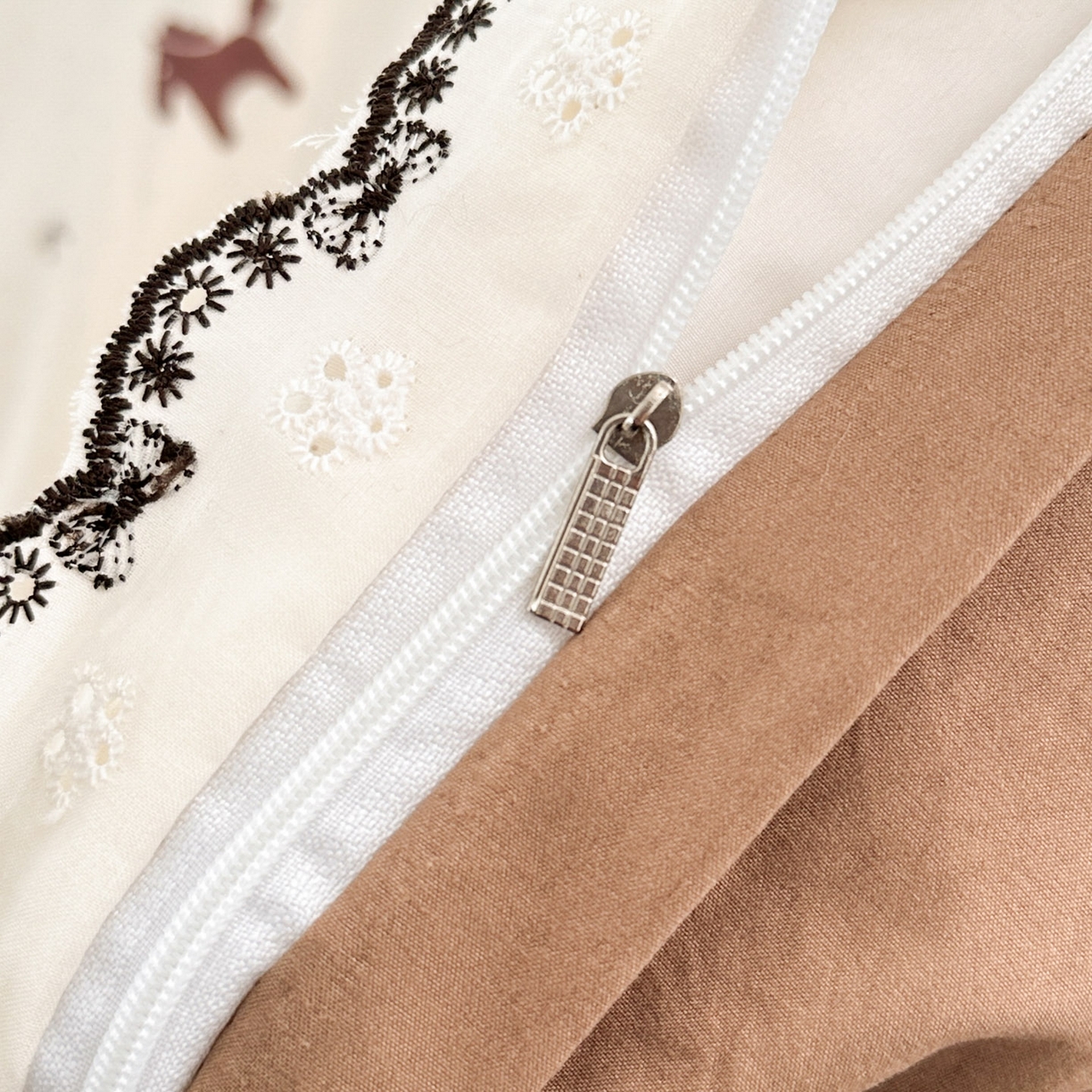 91家纺网 家纺一手货源 找家纺 莱米家纺 2026春夏新款亲肤花边全棉床盖四件套 春日小马