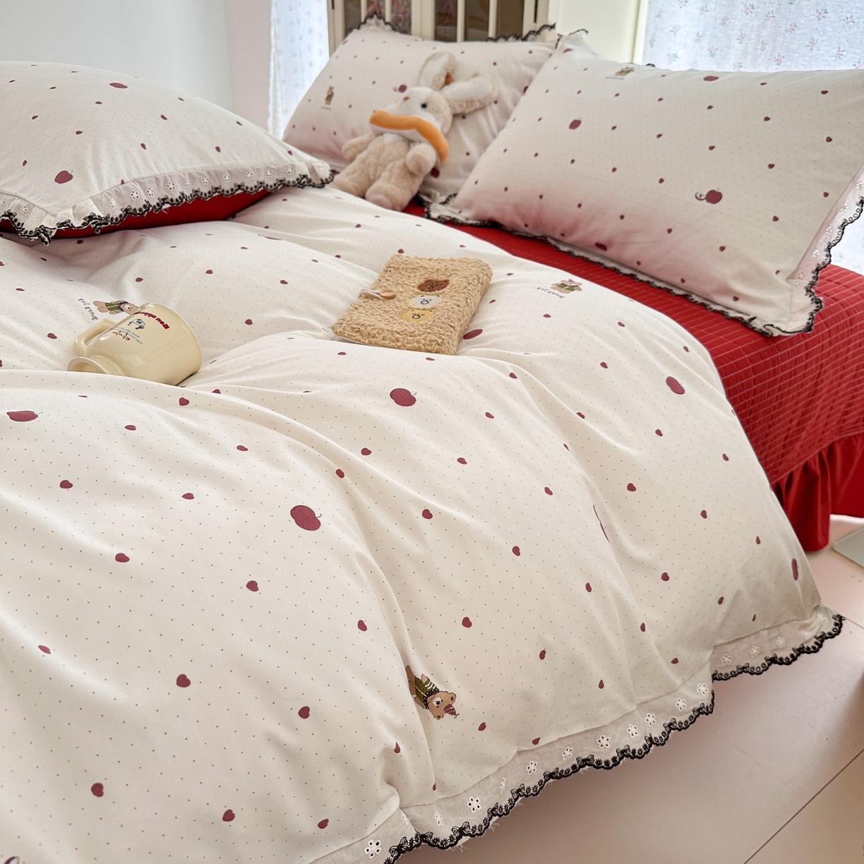 91家纺网 家纺一手货源 找家纺 莱米家纺 2026春夏新款亲肤花边全棉床盖四件套 苹果小熊