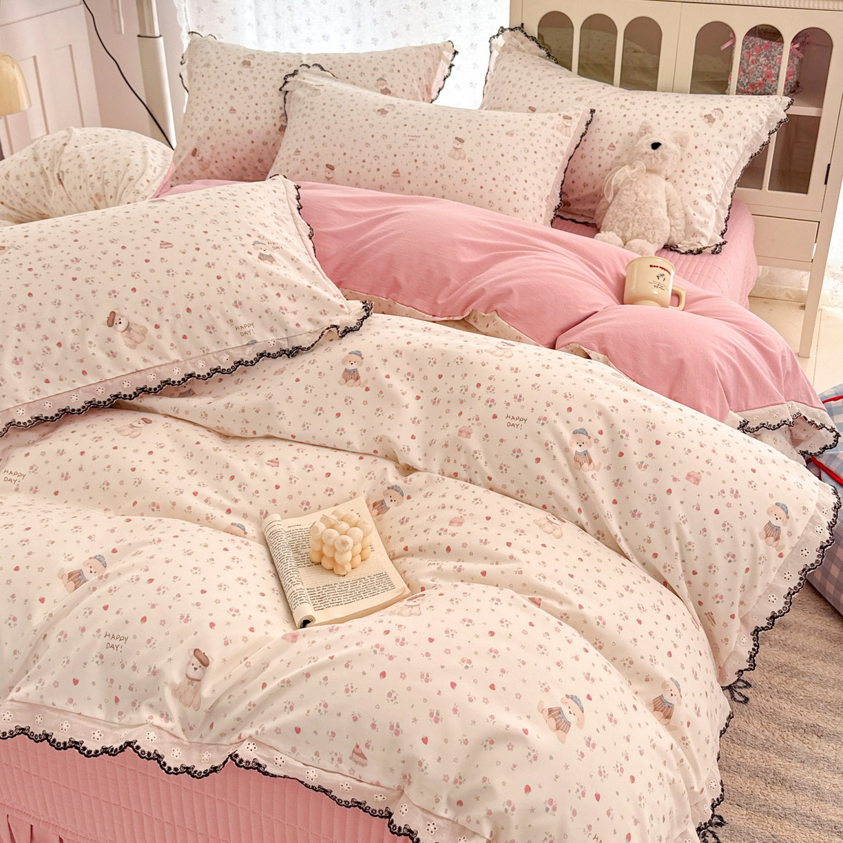 91家纺网 家纺一手货源 找家纺 莱米家纺 2026春夏新款亲肤花边全棉床盖四件套 花园小狗