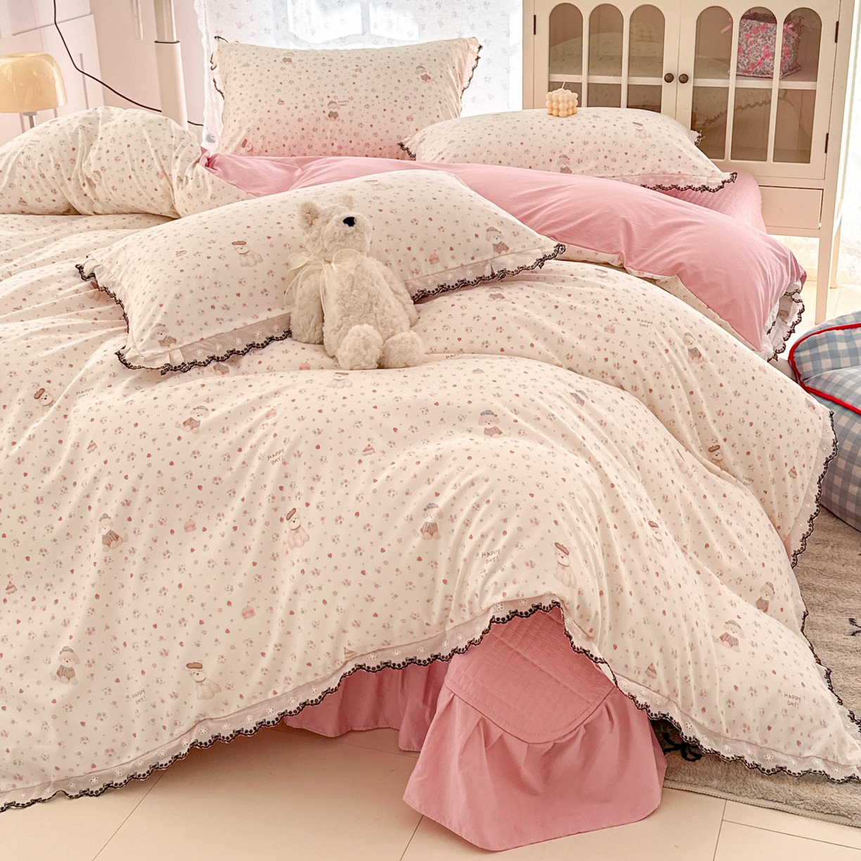 91家纺网 家纺一手货源 找家纺 莱米家纺 2026春夏新款亲肤花边全棉床盖四件套 花园小狗