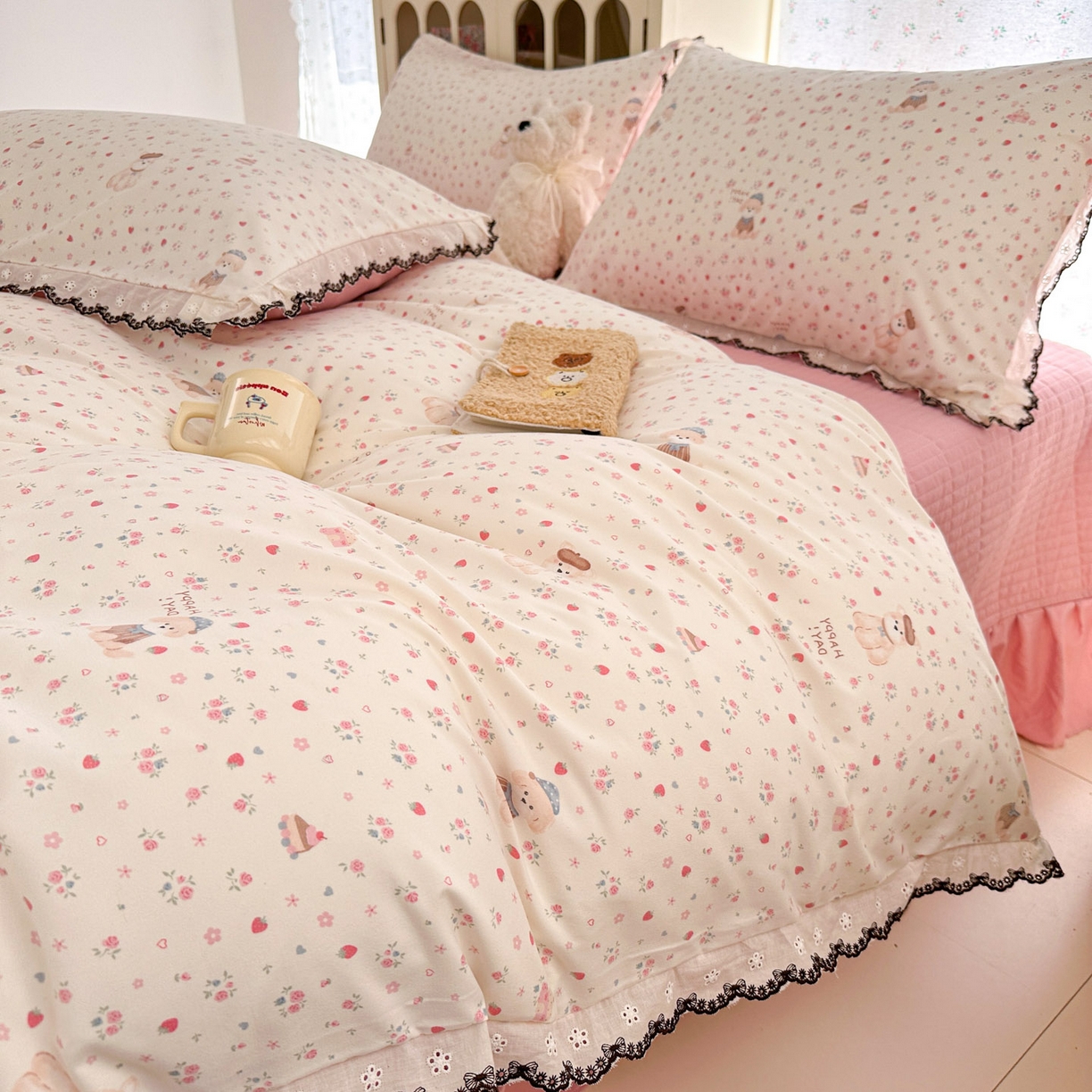 91家纺网 家纺一手货源 找家纺 莱米家纺 2026春夏新款亲肤花边全棉床盖四件套 花园小狗