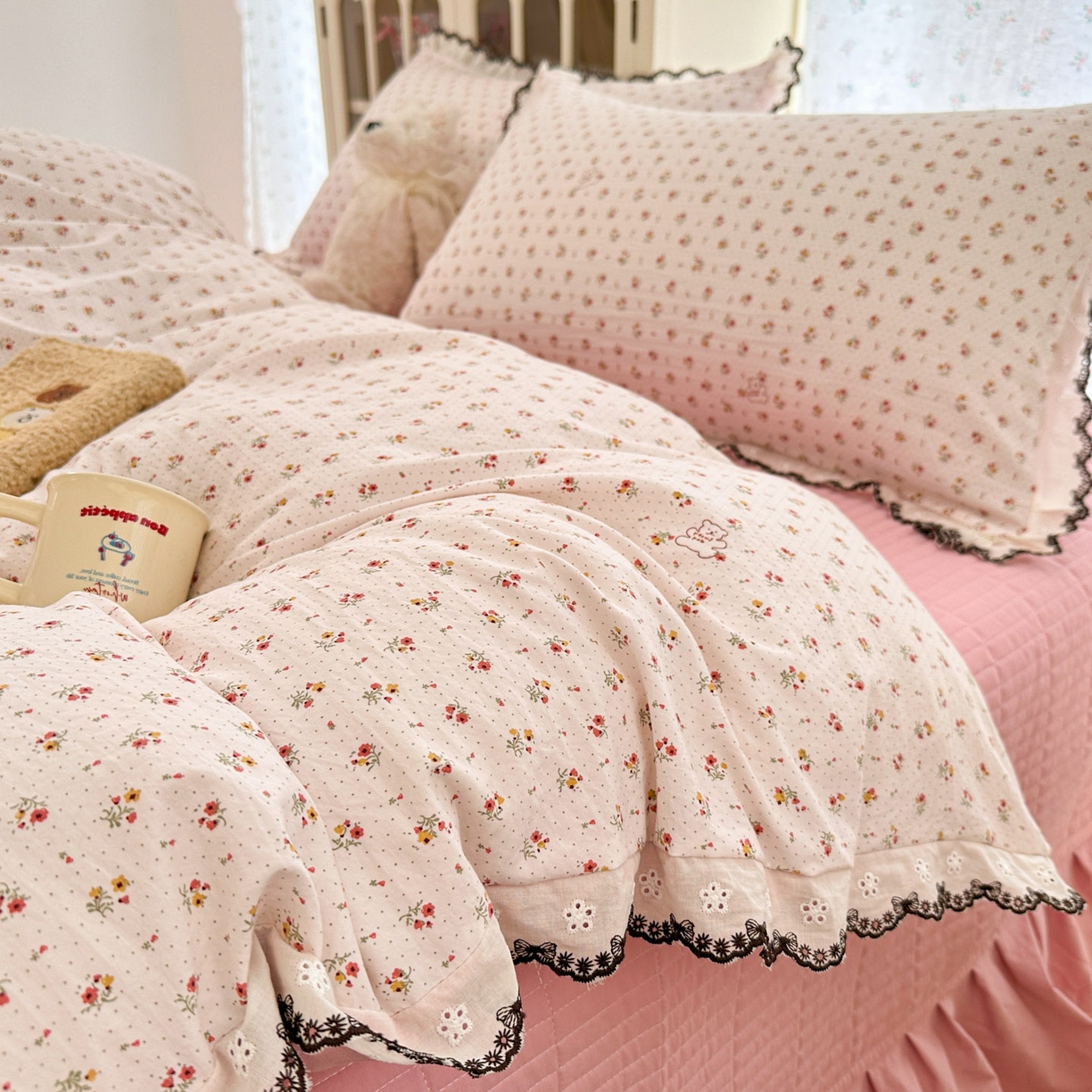 91家纺网 家纺一手货源 找家纺 莱米家纺 2026春夏新款亲肤花边全棉床盖四件套 温柔蜜语-粉