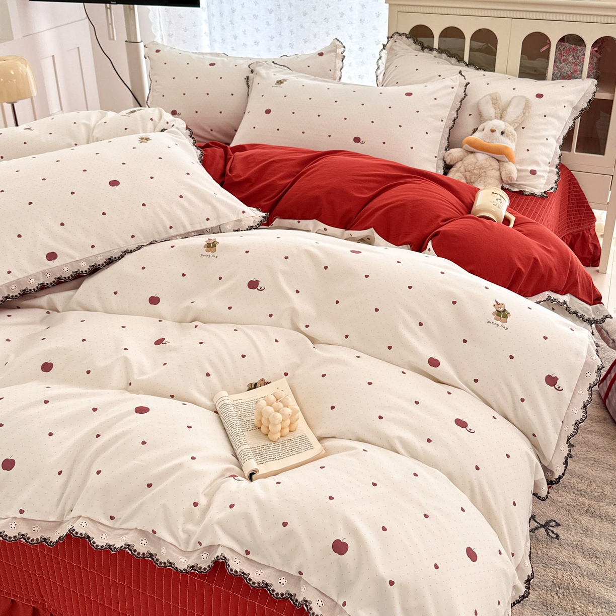 91家纺网 家纺一手货源 找家纺 莱米家纺 2026春夏新款亲肤花边全棉床盖四件套 苹果小熊