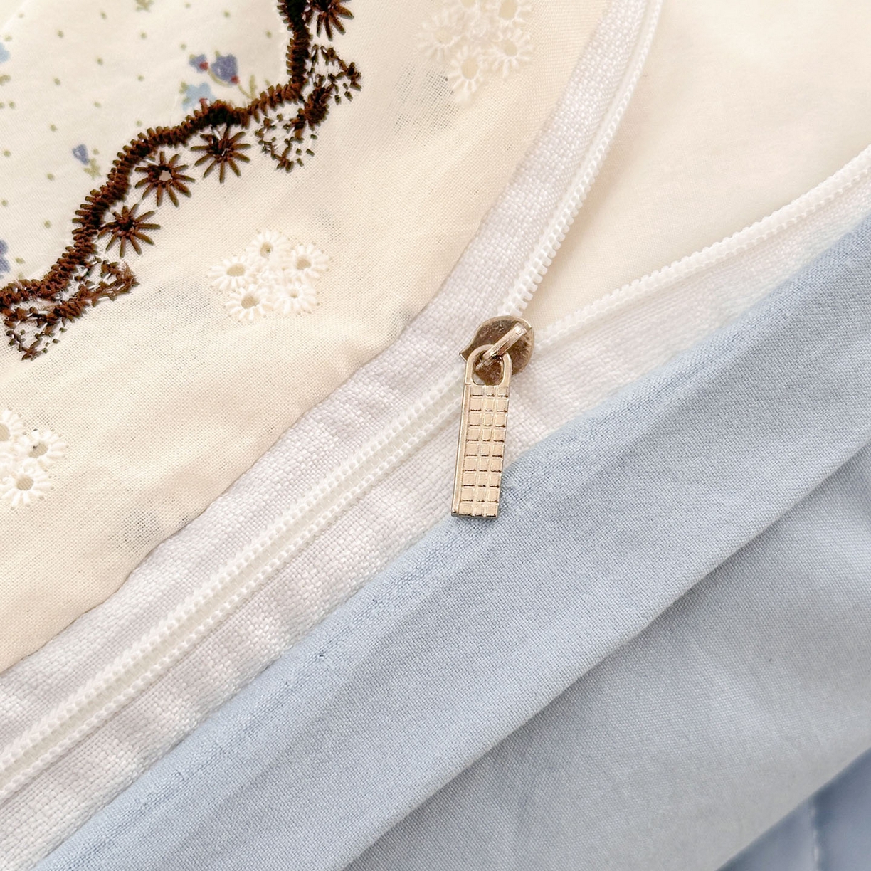 91家纺网 家纺一手货源 找家纺 莱米家纺 2026春夏新款亲肤花边全棉床盖四件套 温柔蜜语-蓝