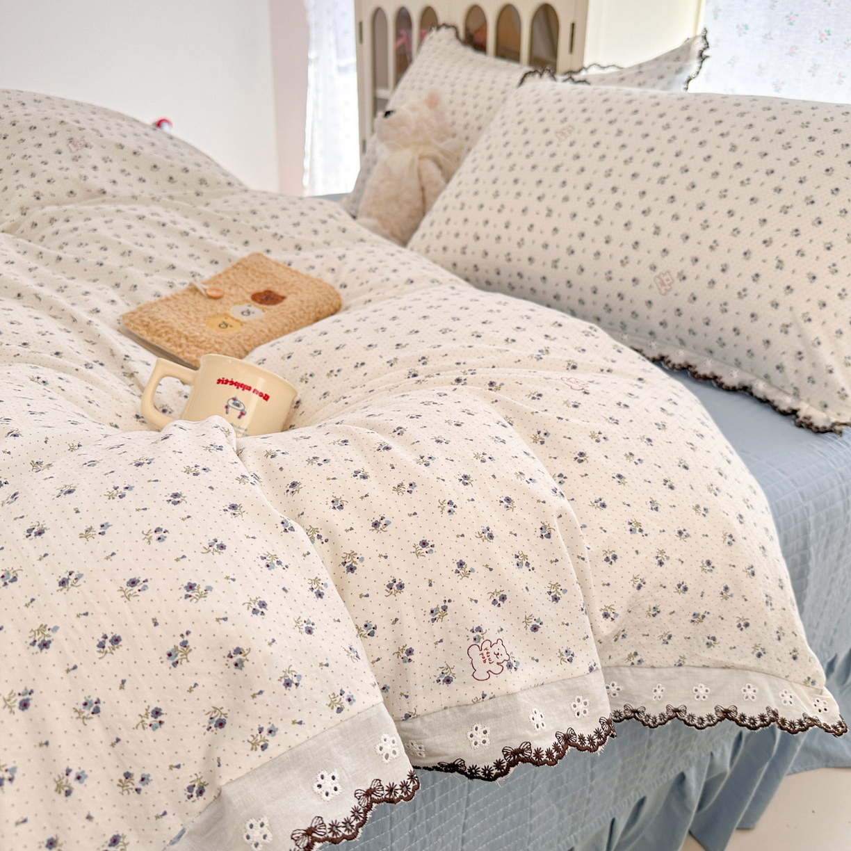 91家纺网 家纺一手货源 找家纺 莱米家纺 2026春夏新款亲肤花边全棉床盖四件套 温柔蜜语-蓝