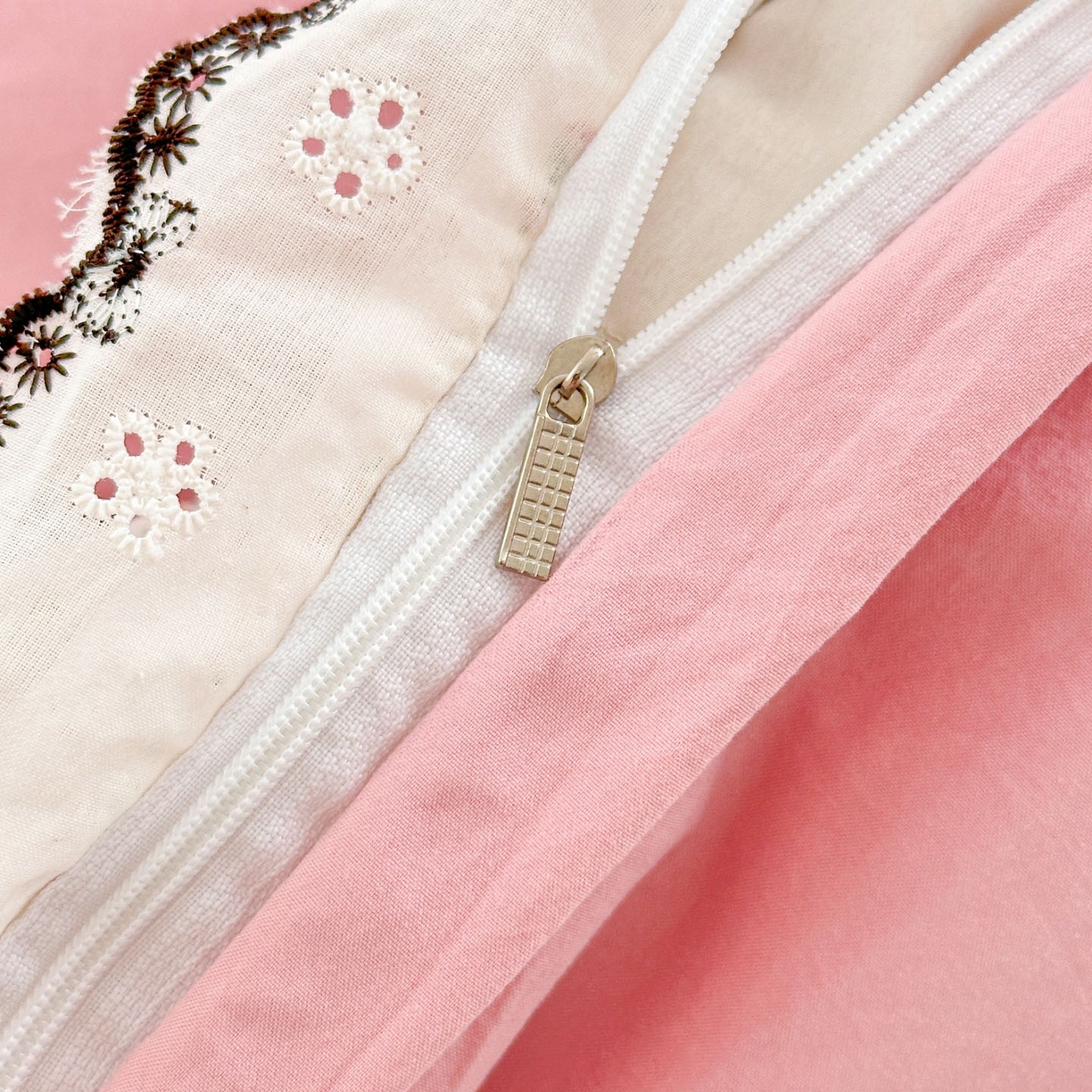 91家纺网 家纺一手货源 找家纺 莱米家纺 2026春夏新款亲肤花边全棉床盖四件套 温柔蜜语-粉