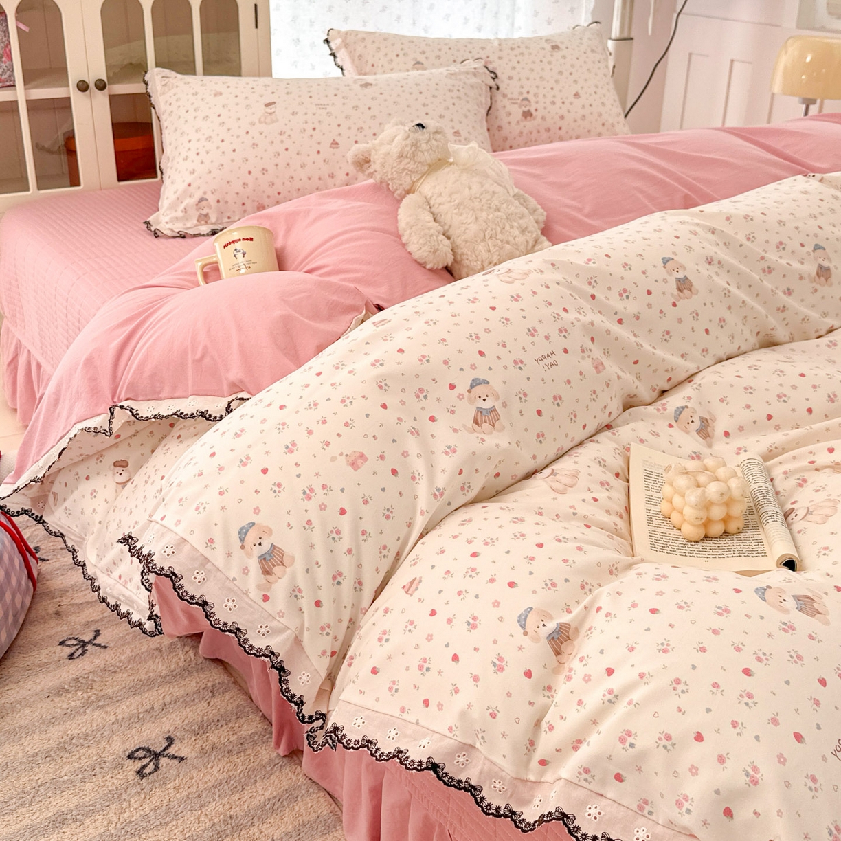 91家纺网 家纺一手货源 找家纺 莱米家纺 2026春夏新款亲肤花边全棉床盖四件套 花园小狗