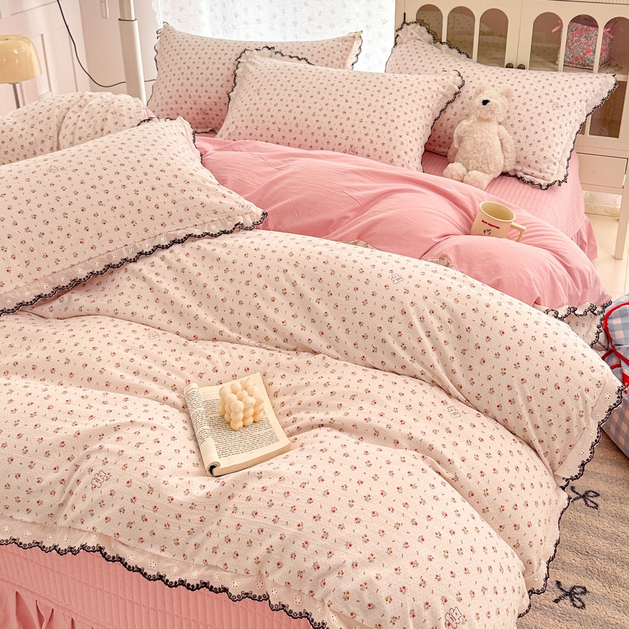 91家纺网 家纺一手货源 找家纺 莱米家纺 2026春夏新款亲肤花边全棉床盖四件套 温柔蜜语-粉