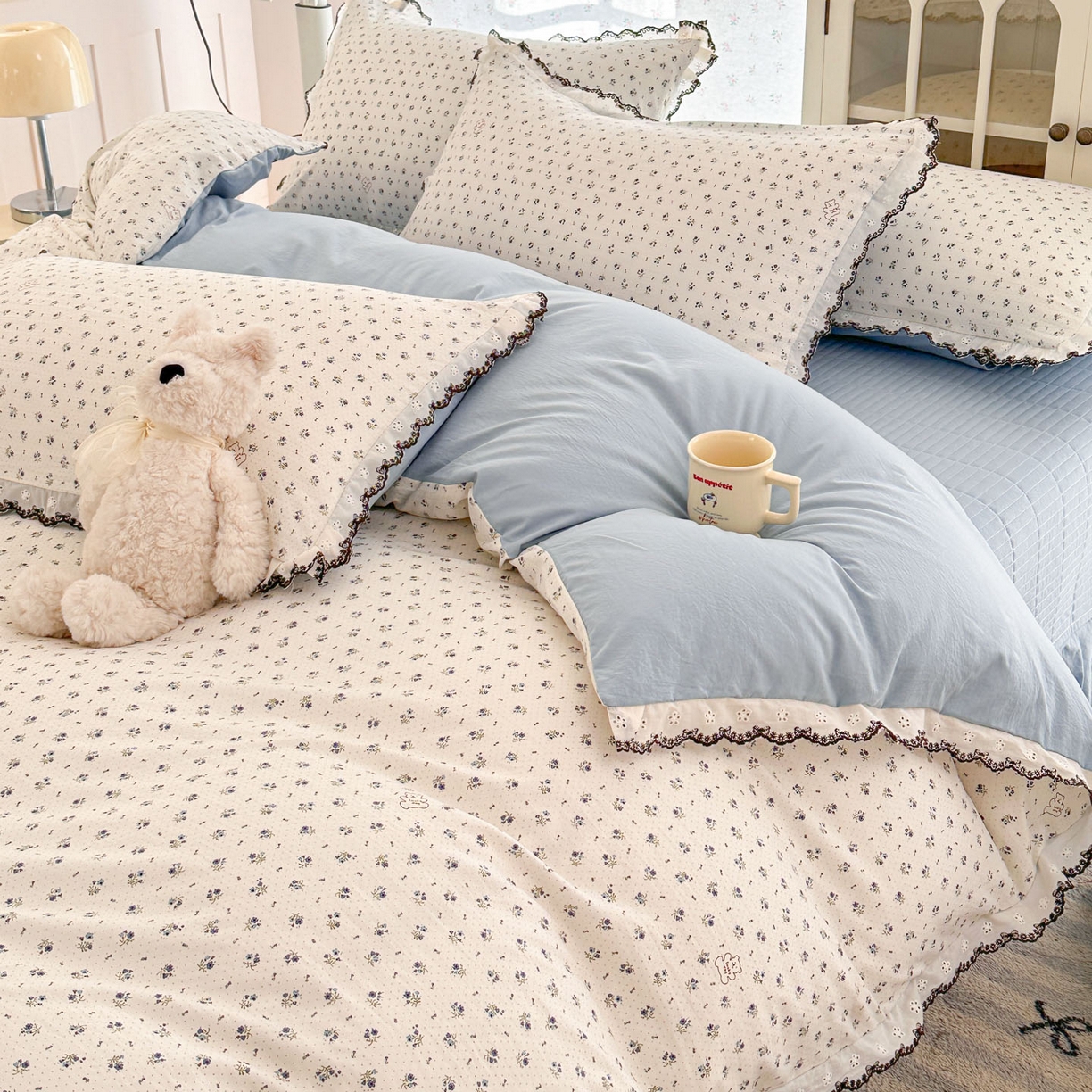 91家纺网 家纺一手货源 找家纺 莱米家纺 2026春夏新款亲肤花边全棉床盖四件套 温柔蜜语-蓝