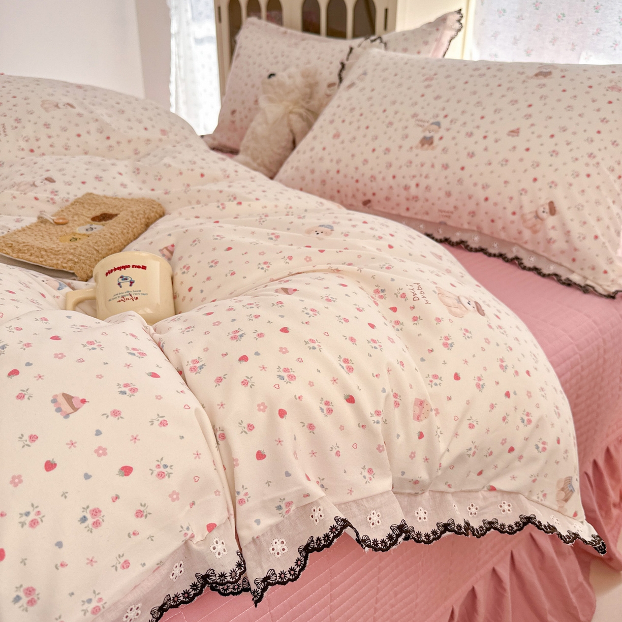 91家纺网 家纺一手货源 找家纺 莱米家纺 2026春夏新款亲肤花边全棉床盖四件套 花园小狗