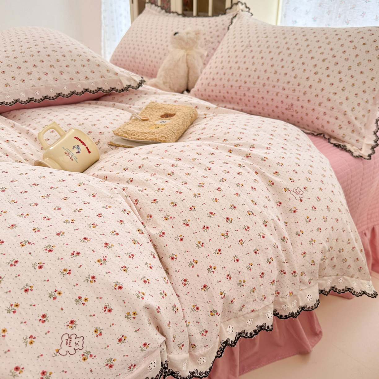 91家纺网 家纺一手货源 找家纺 莱米家纺 2026春夏新款亲肤花边全棉床盖四件套 温柔蜜语-粉
