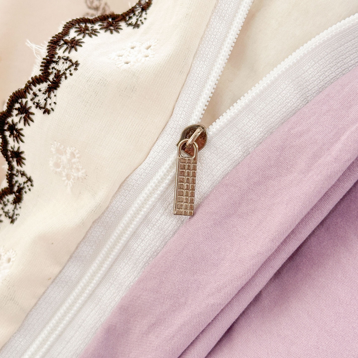 91家纺网 家纺一手货源 找家纺 莱米家纺 2026春夏新款亲肤花边全棉床盖四件套 紫韵