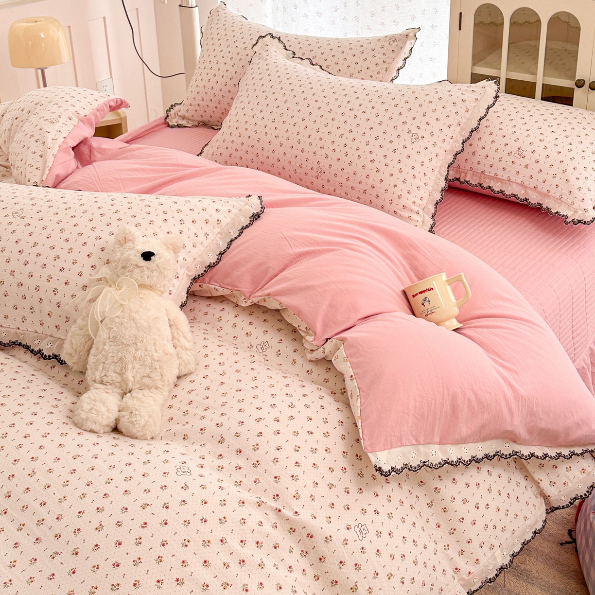 91家纺网 家纺一手货源 找家纺 莱米家纺 2026春夏新款亲肤花边全棉床盖四件套 温柔蜜语-粉