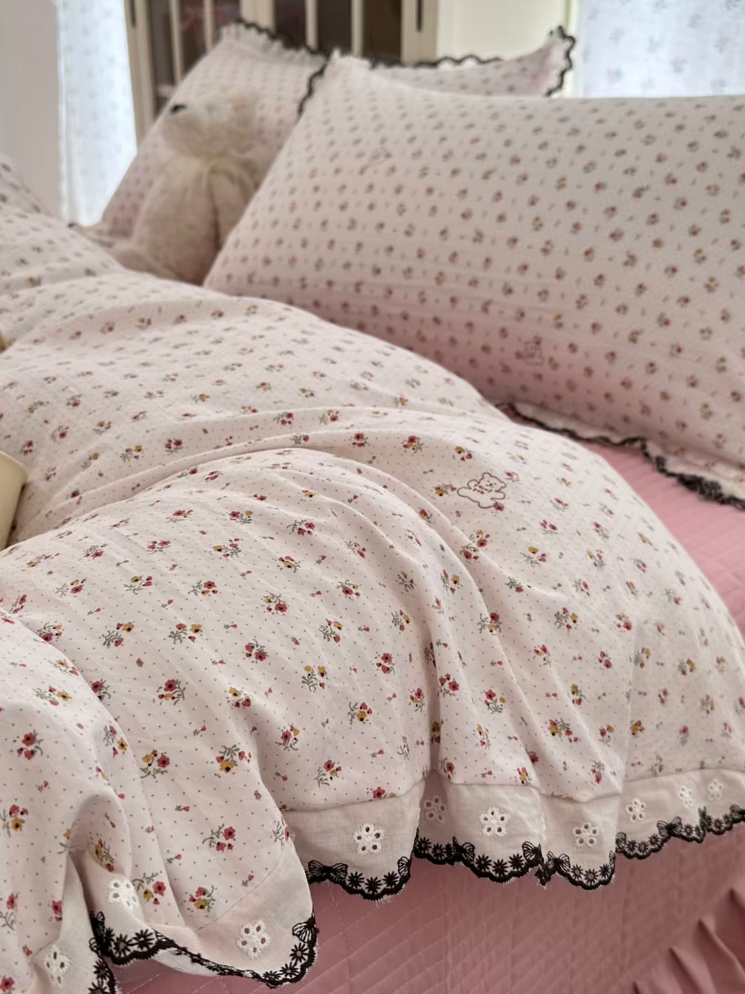 91家纺网 家纺一手货源 找家纺 莱米家纺 2026春夏新款亲肤花边全棉床盖四件套 温柔蜜语-粉