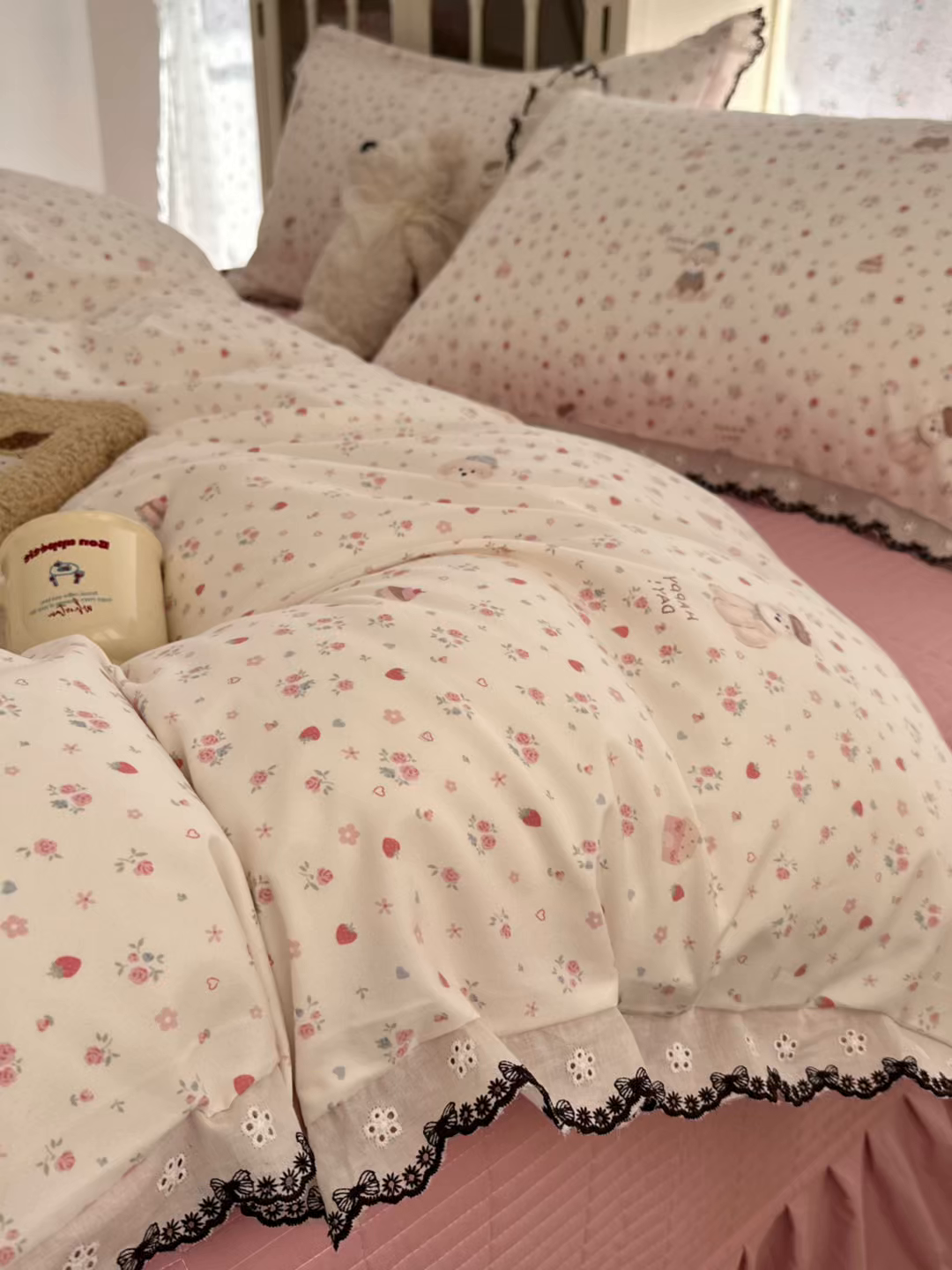 91家纺网 家纺一手货源 找家纺 莱米家纺 2026春夏新款亲肤花边全棉床盖四件套 花园小狗