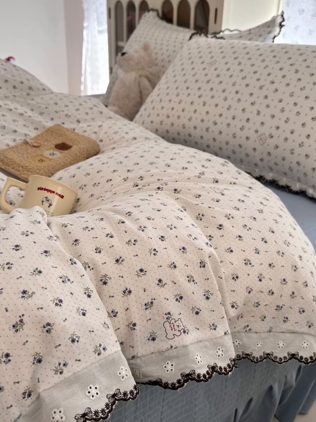 91家纺网 家纺一手货源 找家纺 莱米家纺 2026春夏新款亲肤花边全棉床盖四件套 温柔蜜语-蓝