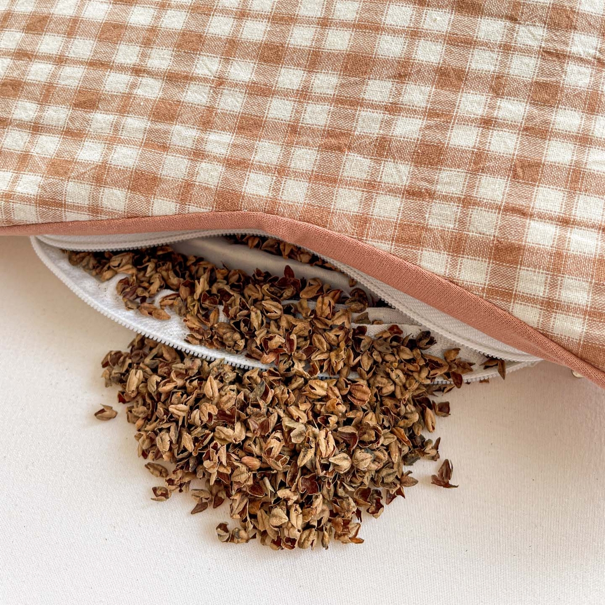 91家纺网 家纺一手货源 找家纺 梦叶草 2026新款全棉抱抱熊荞麦枕枕头枕芯 抱抱熊-咖色