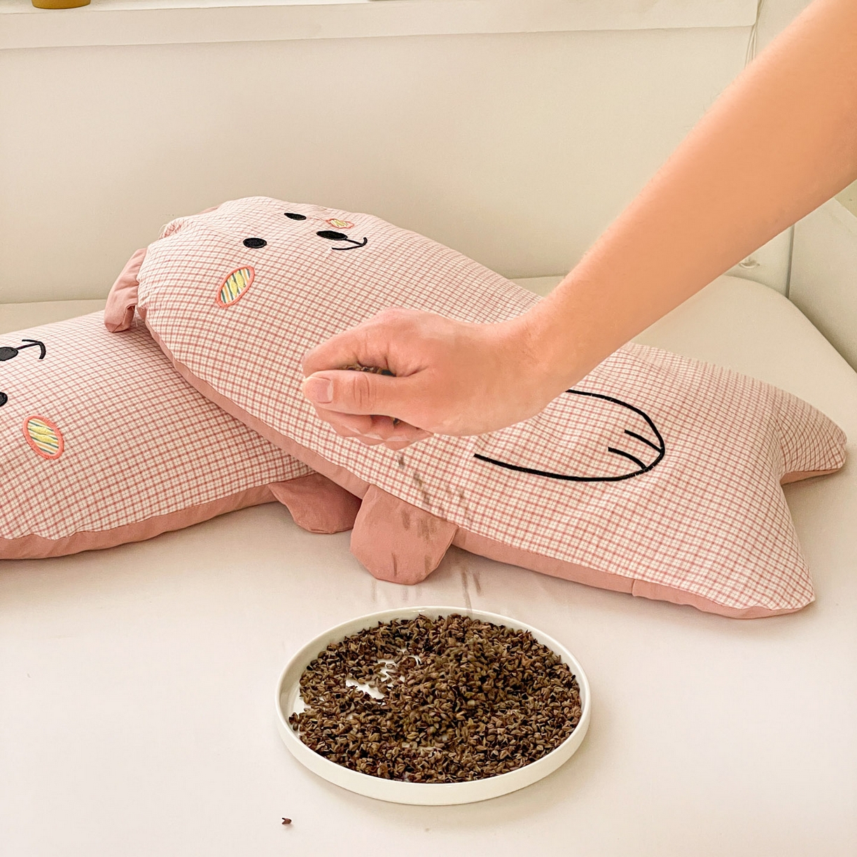 91家纺网 家纺一手货源 找家纺 梦叶草 2026新款全棉抱抱熊荞麦枕枕头枕芯 抱抱熊-粉色