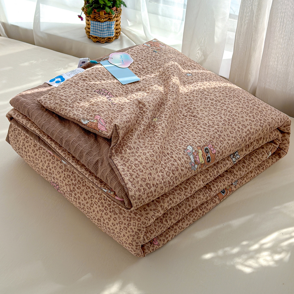 91家纺网 家纺一手货源 找家纺 桔禾家纺 2026新款A类泡芙棉泡泡纱夏被双层纱小清新夏凉被空调被 豹纹凯蒂