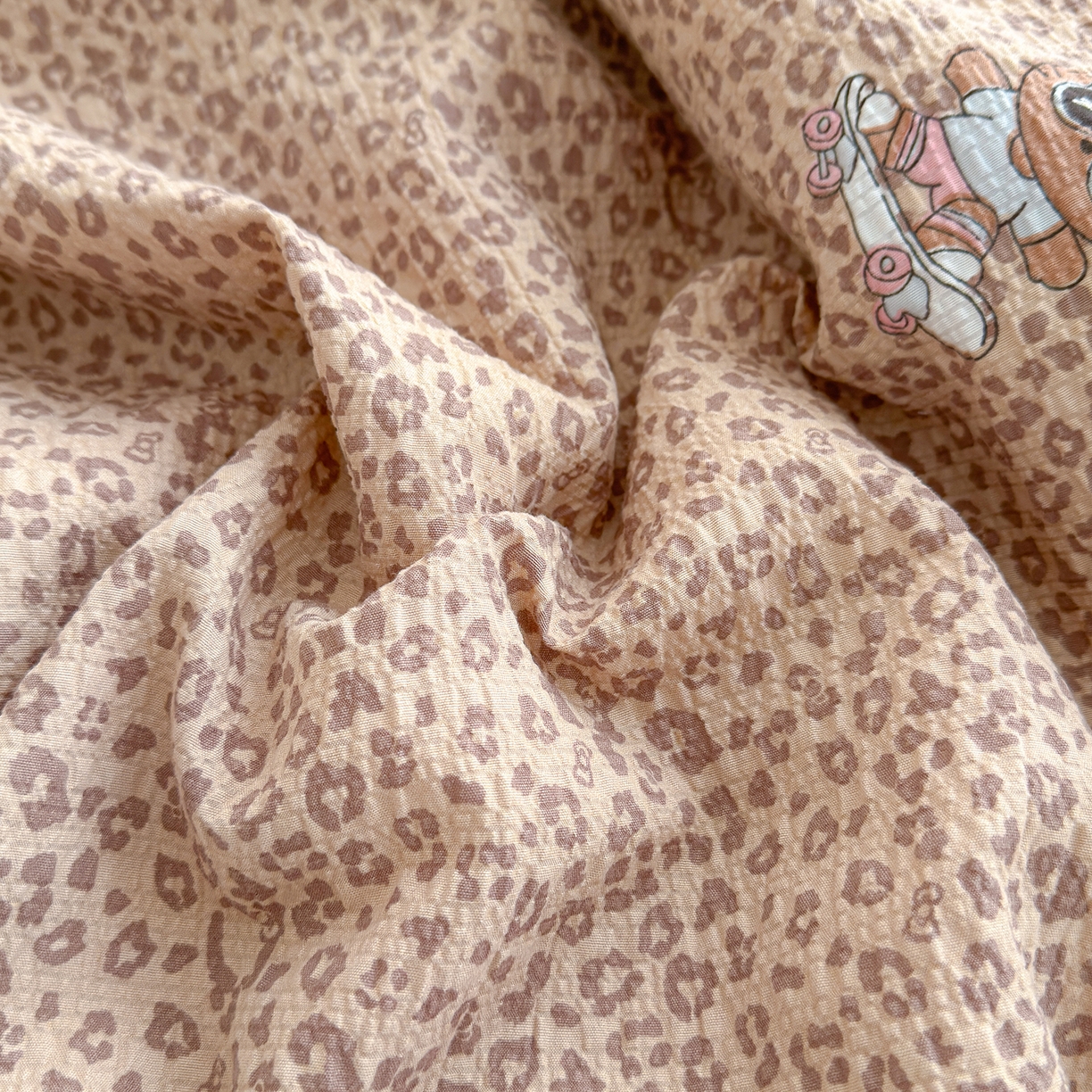 91家纺网 家纺一手货源 找家纺 桔禾家纺 2026新款A类泡芙棉泡泡纱夏被双层纱小清新夏凉被空调被 豹纹凯蒂