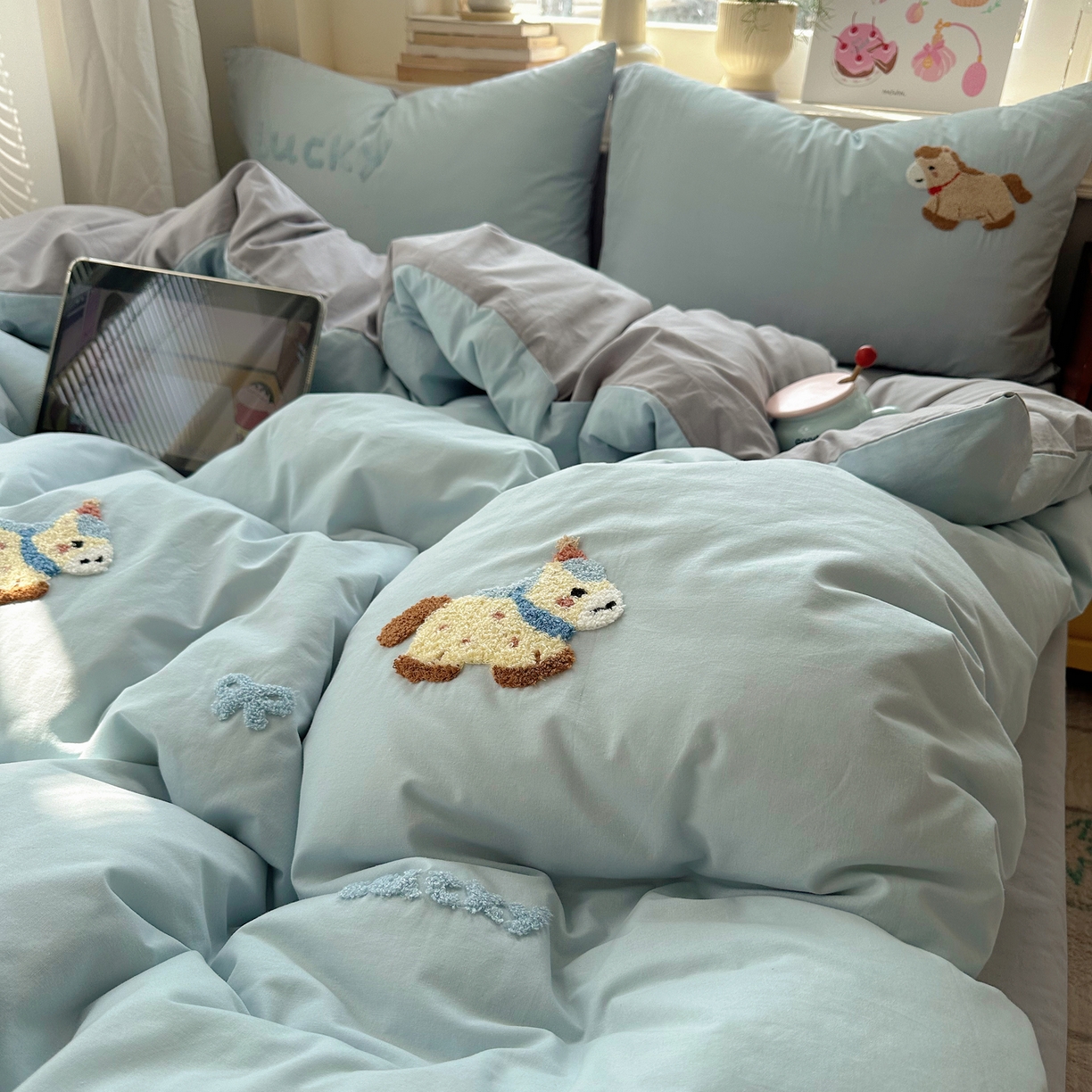 91家纺网 家纺一手货源 找家纺 慕尚家纺 2026春夏新款色织水洗棉毛巾绣四件套 快乐小马