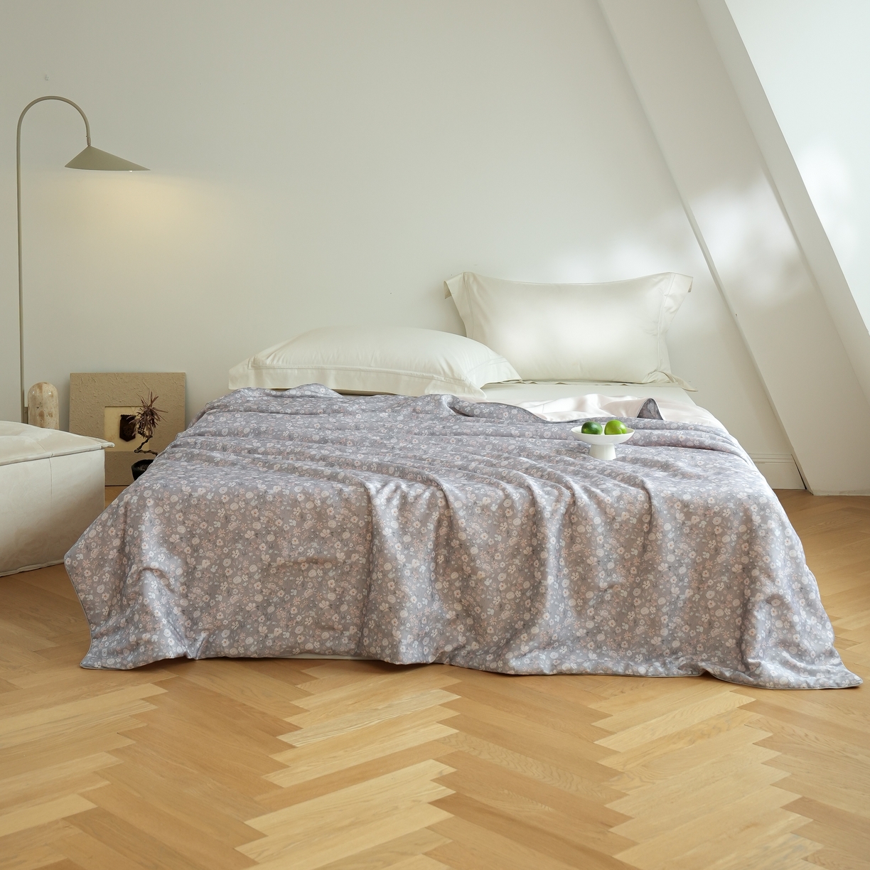 91家纺网 家纺一手货源 找家纺 沐晴家纺 2026新款春夏数码印花兰精天丝夏被空调被 薇薇安-浅灰