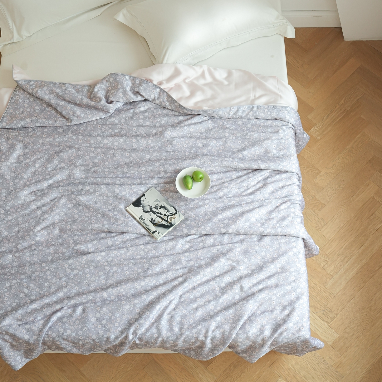 91家纺网 家纺一手货源 找家纺 沐晴家纺 2026新款春夏数码印花兰精天丝夏被空调被 薇薇安-浅灰