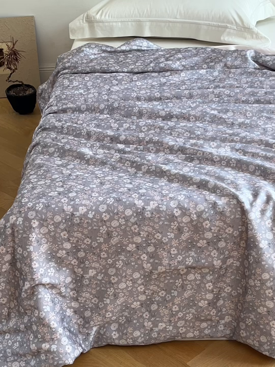 91家纺网 家纺一手货源 找家纺 沐晴家纺 2026新款春夏数码印花兰精天丝夏被空调被 薇薇安-浅灰