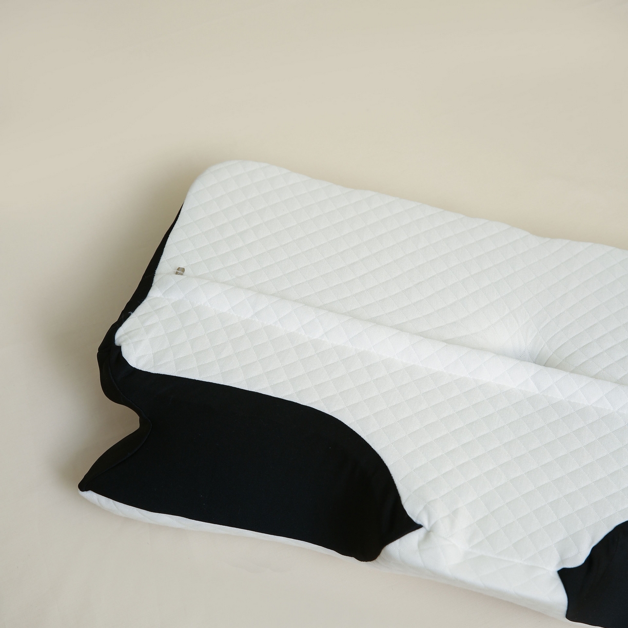 91家纺网 家纺一手货源 找家纺 靓星家纺 2026新款跨境支撑性牛角枕飞机枕碟形枕枕头枕芯 黑色