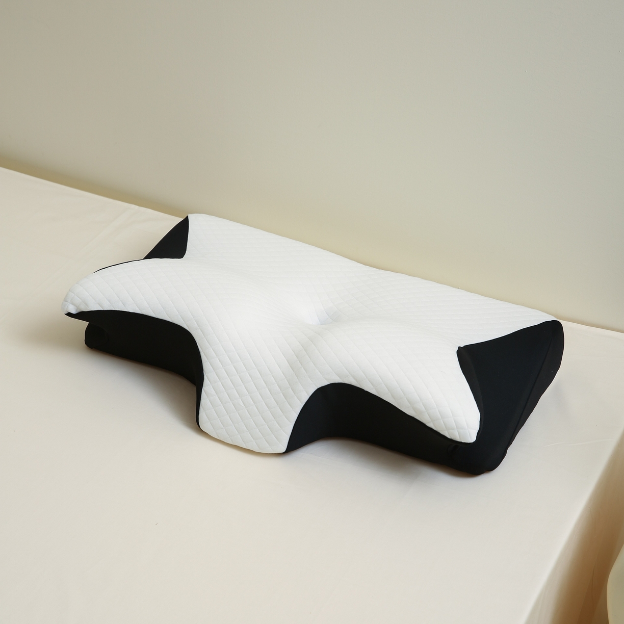 91家纺网 家纺一手货源 找家纺 靓星家纺 2026新款跨境支撑性牛角枕飞机枕碟形枕枕头枕芯 黑色