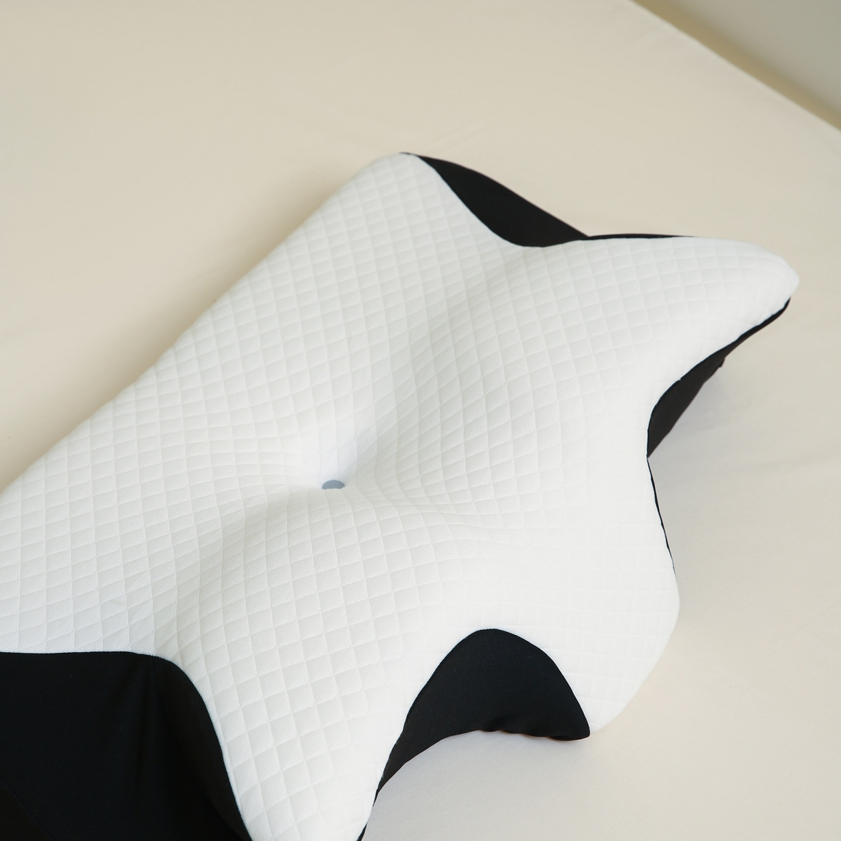 91家纺网 家纺一手货源 找家纺 靓星家纺 2026新款跨境支撑性牛角枕飞机枕碟形枕枕头枕芯 黑色