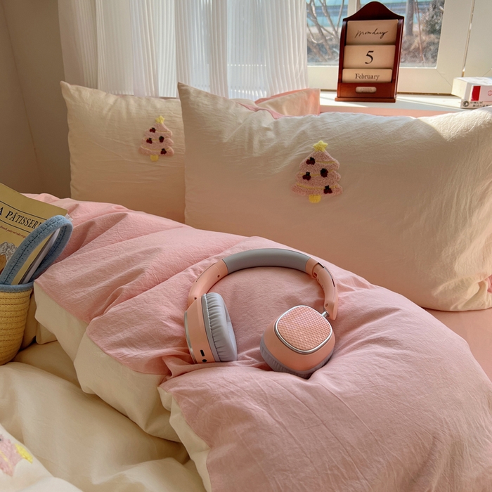 91家纺网 家纺一手货源 找家纺 慕尚家纺 2026春夏新款色织水洗棉毛巾绣四件套 圣诞树 粉