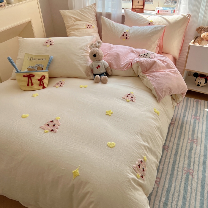 91家纺网 家纺一手货源 找家纺 慕尚家纺 2026春夏新款色织水洗棉毛巾绣四件套 圣诞树 粉