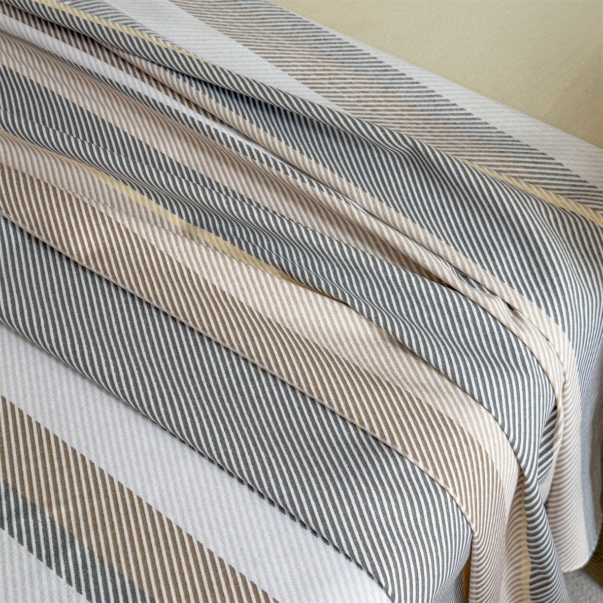 91家纺网 家纺一手货源 找家纺 晨晨家纺 2026新款原棉老粗布床单席子凉席三件套 夕阳咖