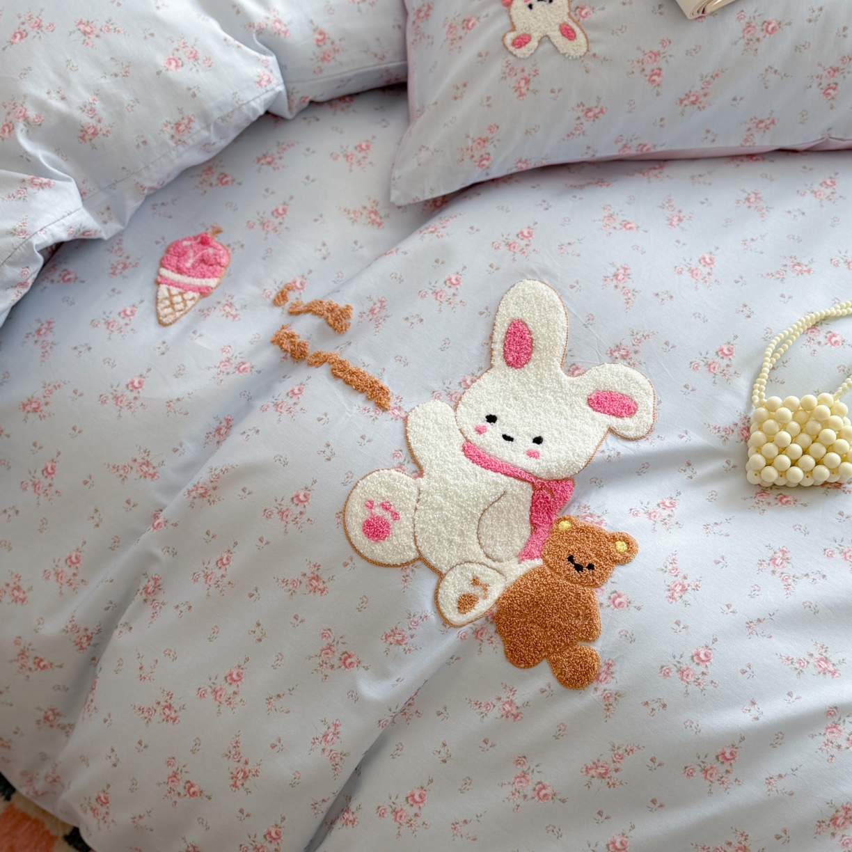 91家纺网 家纺一手货源 找家纺 觅糖家纺 2026春夏新款全棉纯棉卡通毛巾绣系列四件套 花间小兔