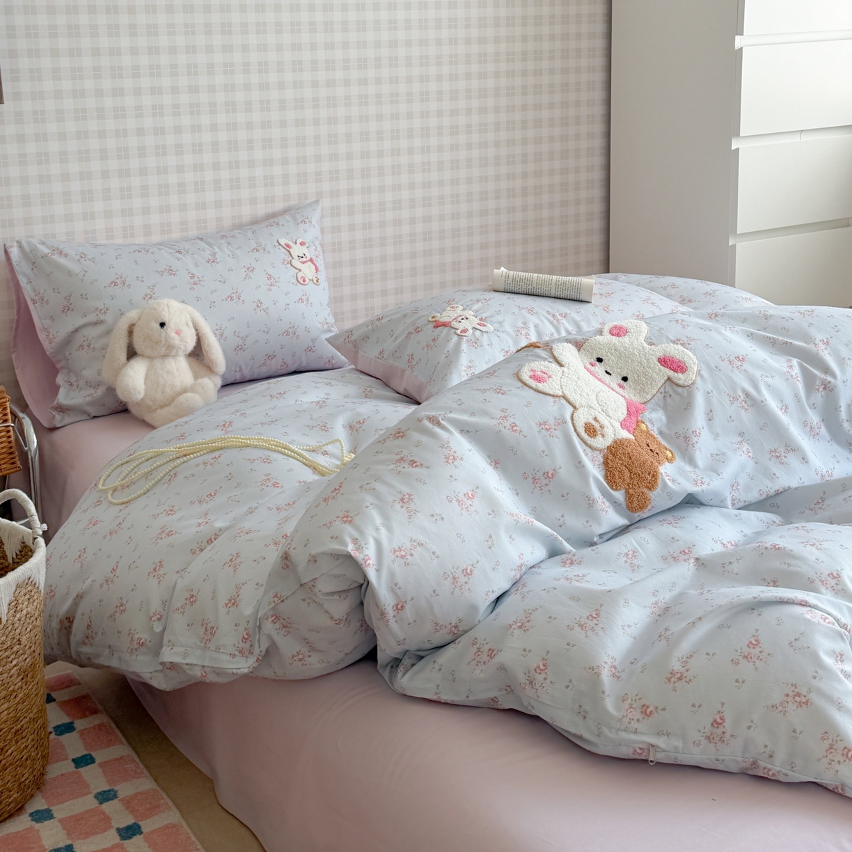 91家纺网 家纺一手货源 找家纺 觅糖家纺 2026春夏新款全棉纯棉卡通毛巾绣系列四件套 花间小兔