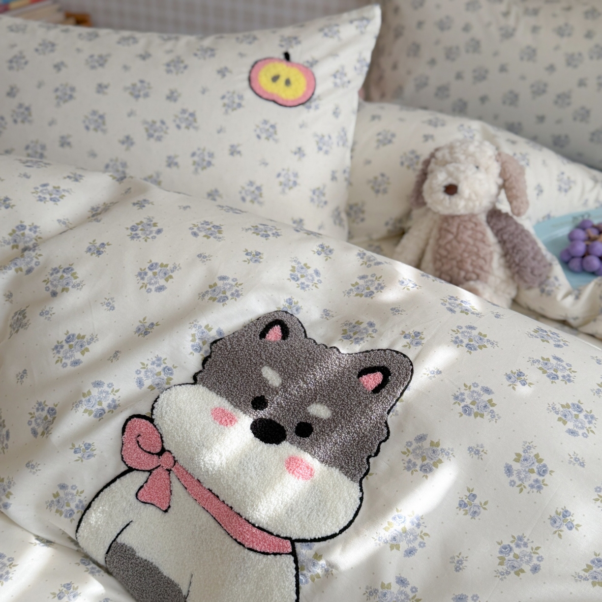 91家纺网 家纺一手货源 找家纺 觅糖家纺 2026春夏新款全棉纯棉卡通毛巾绣系列四件套 苹果小狗