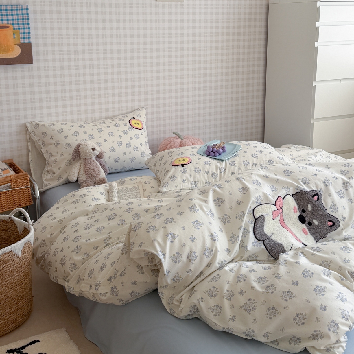 91家纺网 家纺一手货源 找家纺 觅糖家纺 2026春夏新款全棉纯棉卡通毛巾绣系列四件套 苹果小狗