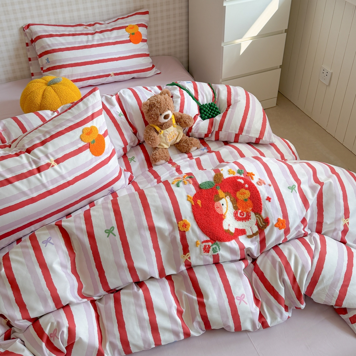 91家纺网 家纺一手货源 找家纺 觅糖家纺 2026春夏新款全棉纯棉卡通毛巾绣系列四件套 发财马