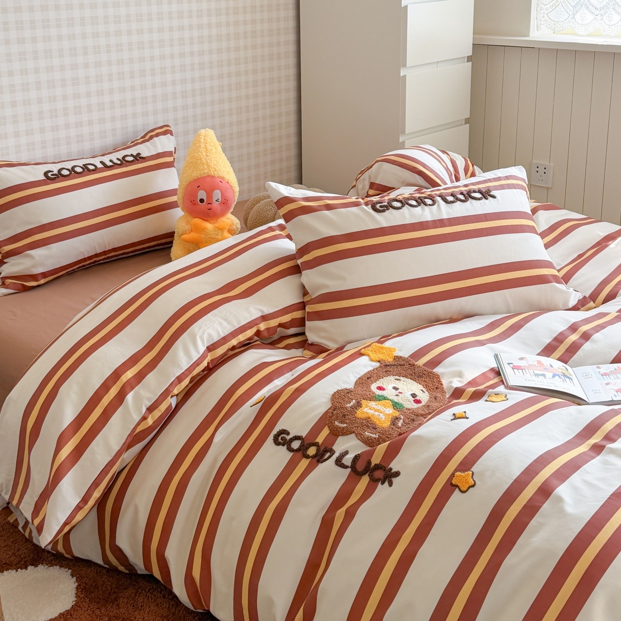 91家纺网 家纺一手货源 找家纺 觅糖家纺 2026春夏新款全棉纯棉卡通毛巾绣系列四件套 幸运熊仔