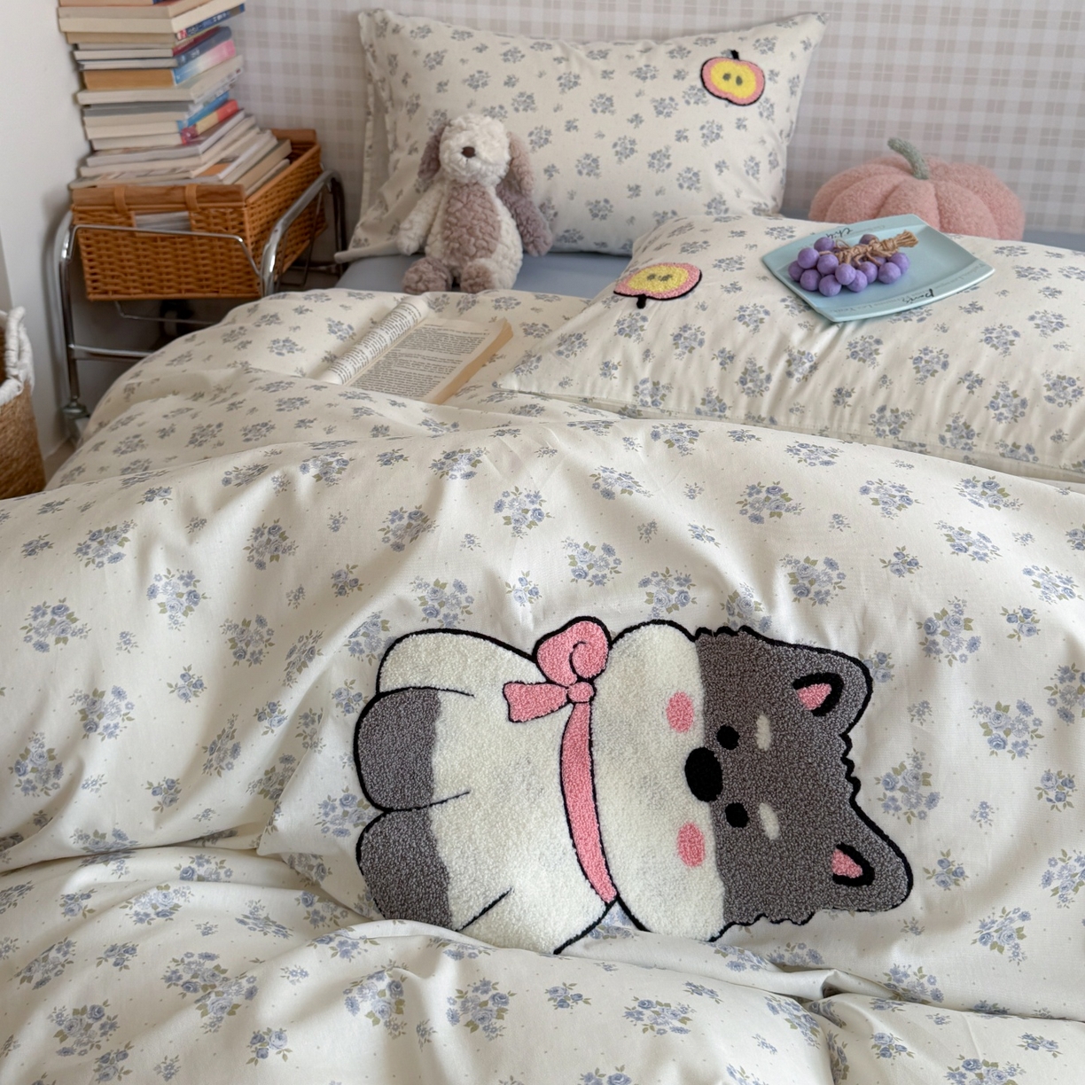 91家纺网 家纺一手货源 找家纺 觅糖家纺 2026春夏新款全棉纯棉卡通毛巾绣系列四件套 苹果小狗