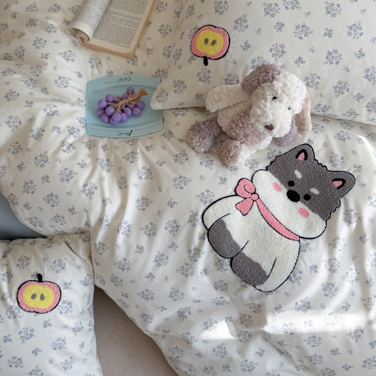 91家纺网 家纺一手货源 找家纺 觅糖家纺 2026春夏新款全棉纯棉卡通毛巾绣系列四件套 苹果小狗