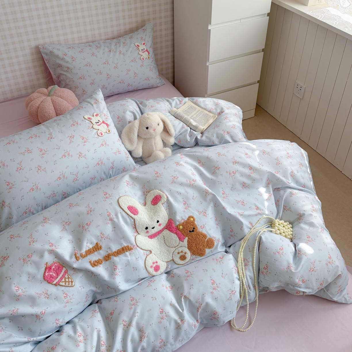 91家纺网 家纺一手货源 找家纺 觅糖家纺 2026春夏新款全棉纯棉卡通毛巾绣系列四件套 花间小兔