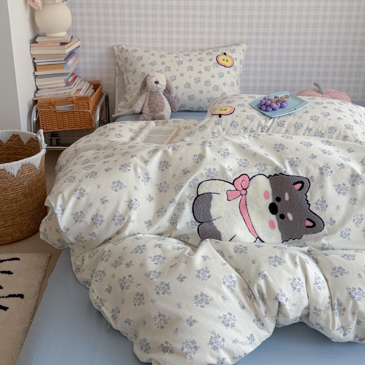 91家纺网 家纺一手货源 找家纺 觅糖家纺 2026春夏新款全棉纯棉卡通毛巾绣系列四件套 苹果小狗