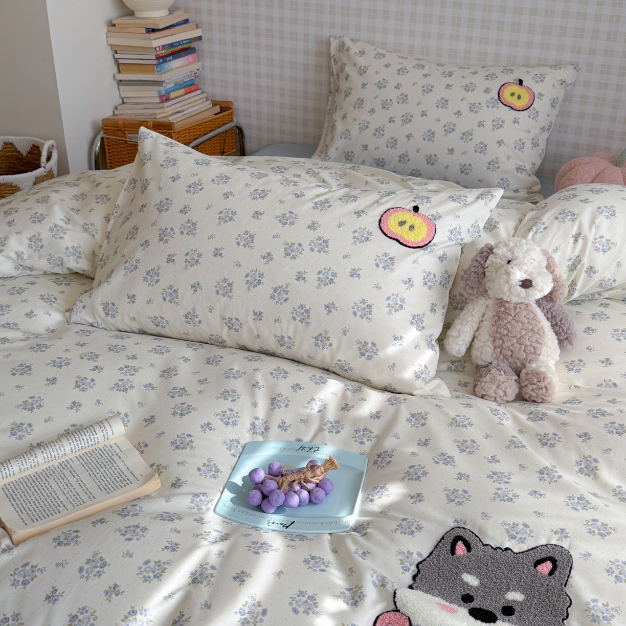 91家纺网 家纺一手货源 找家纺 觅糖家纺 2026春夏新款全棉纯棉卡通毛巾绣系列四件套 苹果小狗