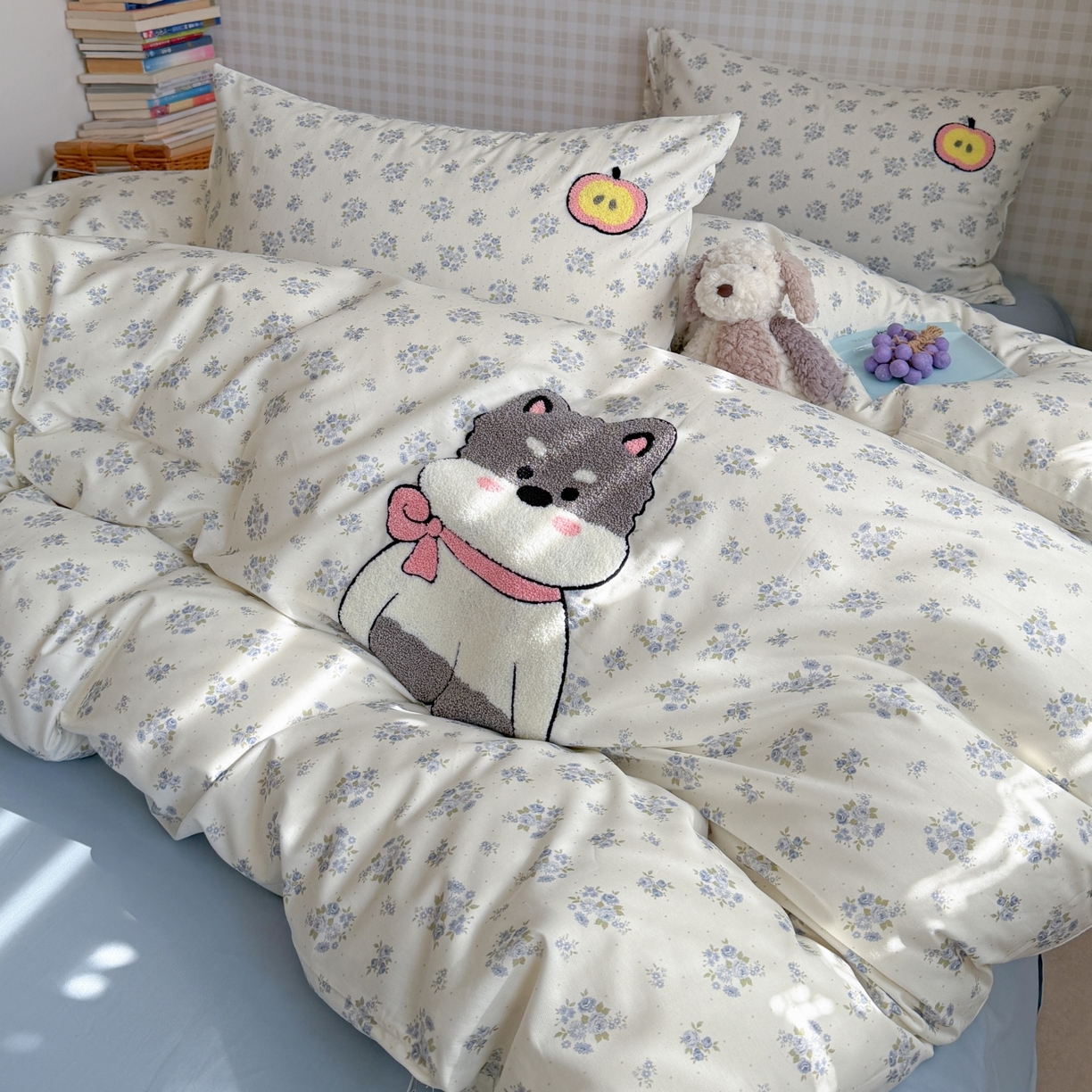 91家纺网 家纺一手货源 找家纺 觅糖家纺 2026春夏新款全棉纯棉卡通毛巾绣系列四件套 苹果小狗