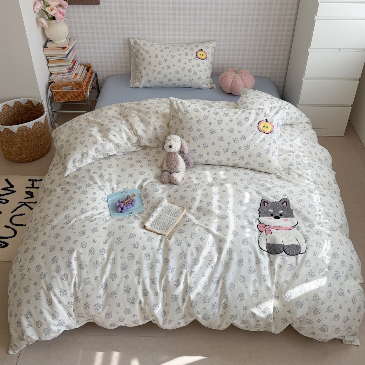 91家纺网 家纺一手货源 找家纺 觅糖家纺 2026春夏新款全棉纯棉卡通毛巾绣系列四件套 苹果小狗