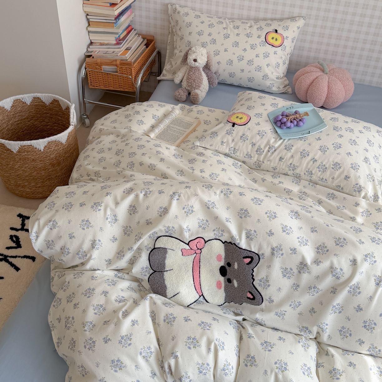 91家纺网 家纺一手货源 找家纺 觅糖家纺 2026春夏新款全棉纯棉卡通毛巾绣系列四件套 苹果小狗