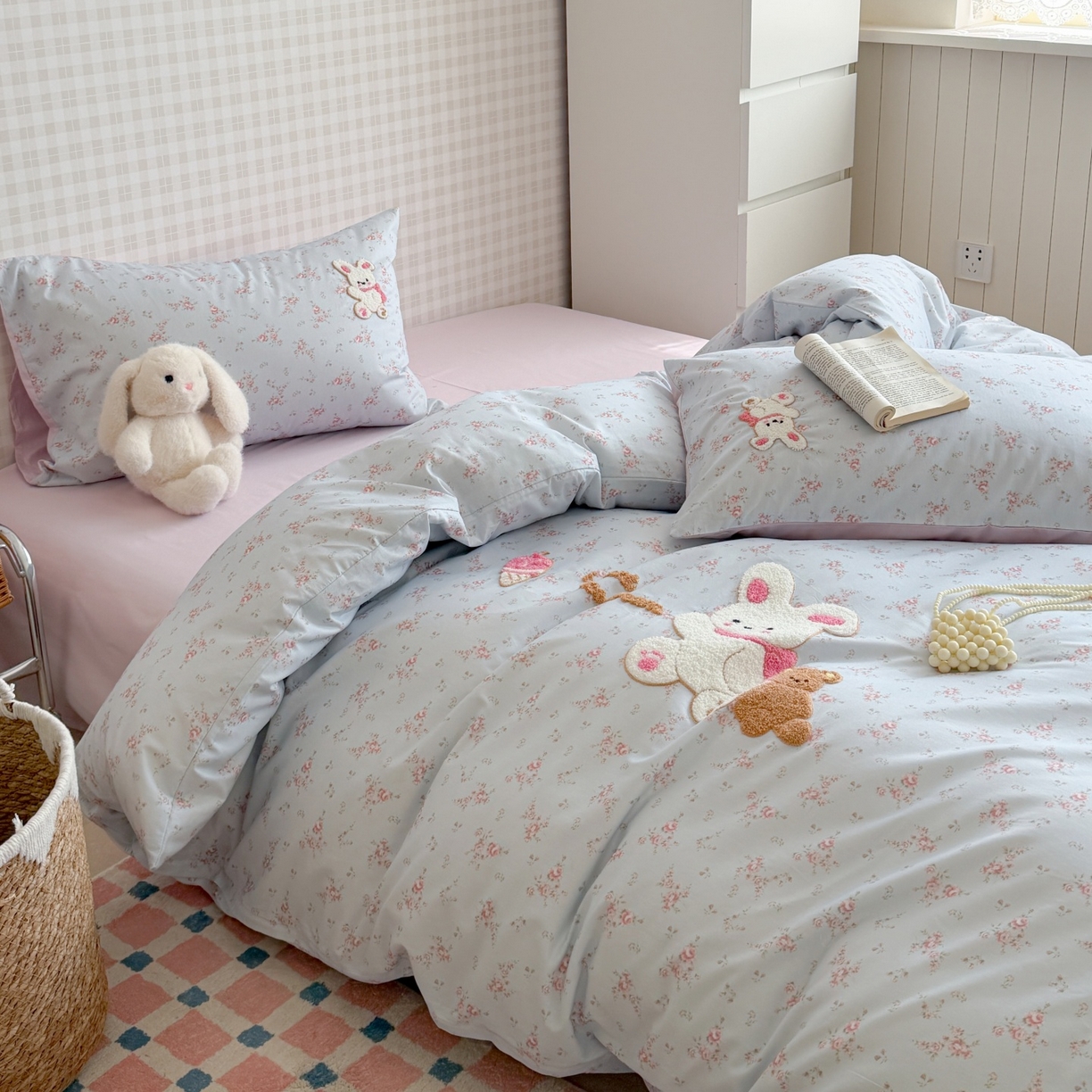 91家纺网 家纺一手货源 找家纺 觅糖家纺 2026春夏新款全棉纯棉卡通毛巾绣系列四件套 花间小兔