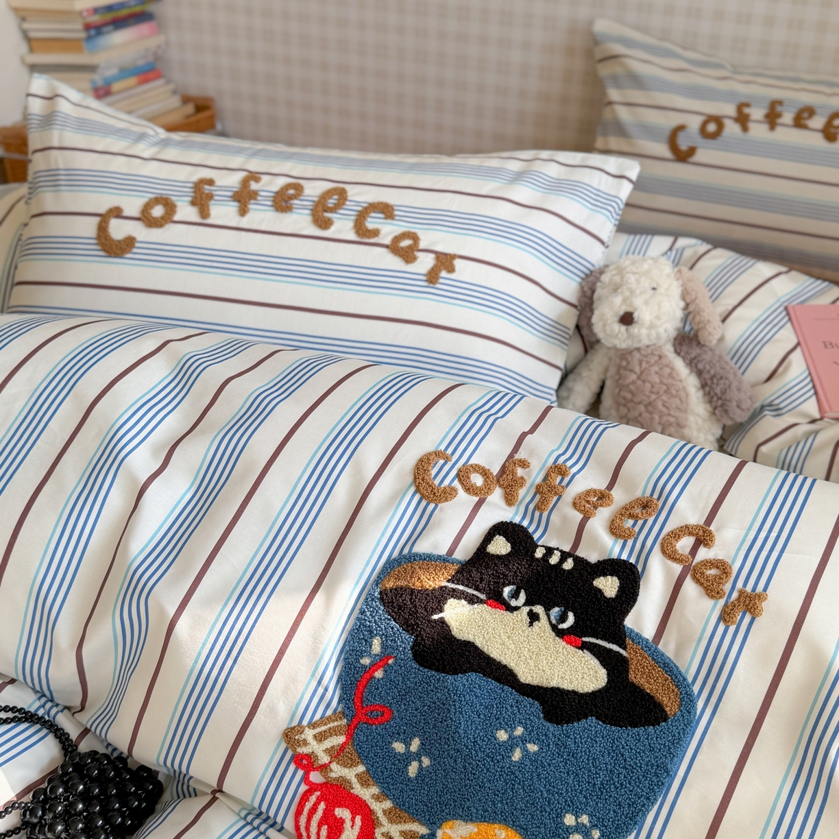 91家纺网 家纺一手货源 找家纺 觅糖家纺 2026春夏新款全棉纯棉卡通毛巾绣系列四件套 咖啡馆